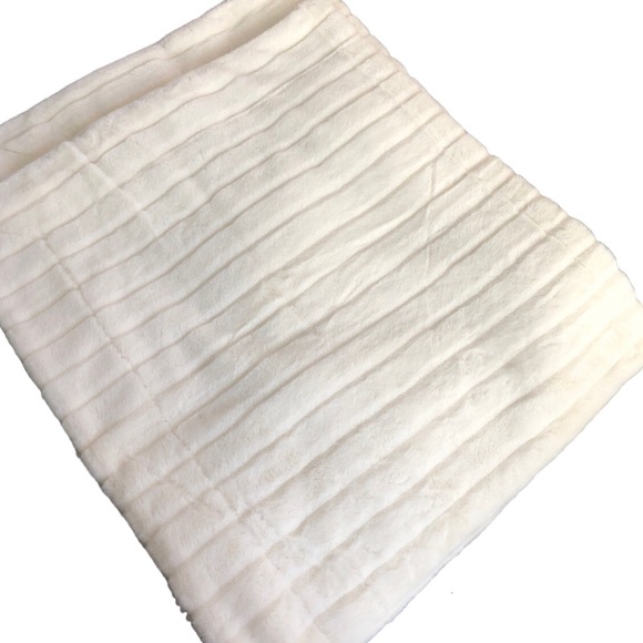 Rachel Zoe Other - 🌿 RACHEL ZOE 🌿 white faux fur blanket throw rug 50” x 60” BNWT
